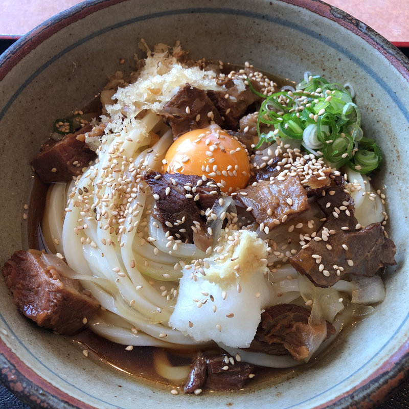 牛すじぶっかけうどん（生卵入）(讃岐うどん凡蔵)