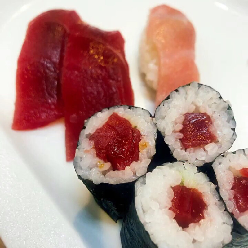 本鮪赤身、鉄火巻、中トロ(すし処わかたけ 思案橋200 （すしどころわかたけ しあんばしにひゃく）)