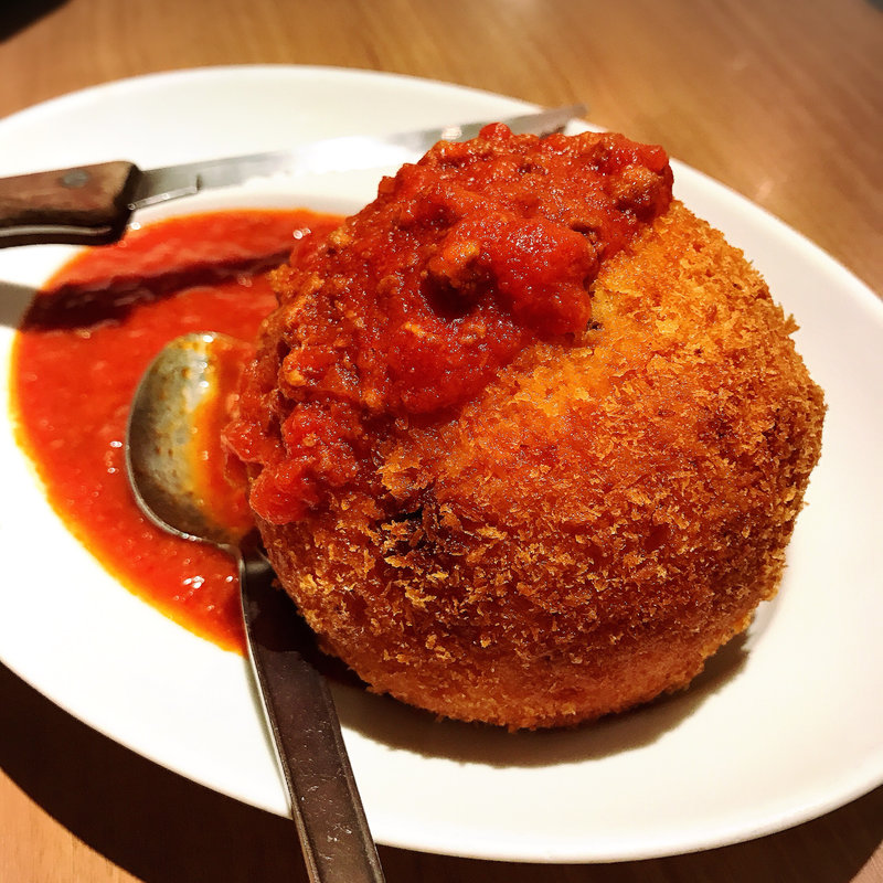 元祖シチリア風ライスコロッケ、ミートソースがけ(カプリチョーザ リンクスウメダ店)