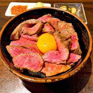 ローストビーフ丼(肉友 （【旧店名】ビストロ クゥイエット デュ ブーケ）)