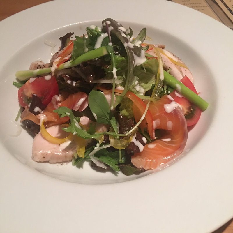 スモークサーモンとジューシーチキンの季節サラダ(Dining Toride 鳥栖店 （ダイニングトリデ）)