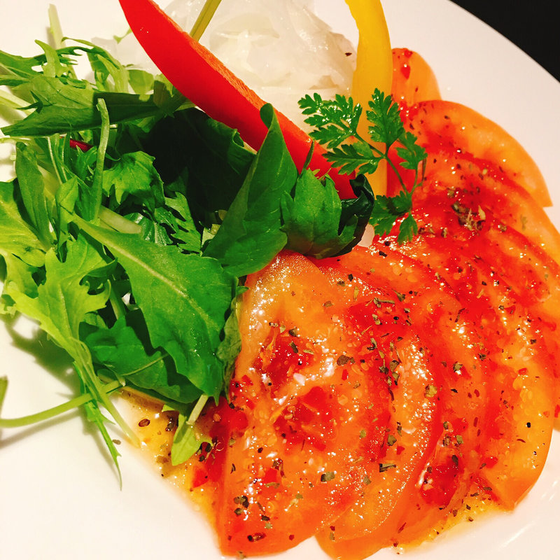 南あわじの玉ねぎスライスとトマト(トマトガーリック味)(Cafe and Bar on℃ -温度-)