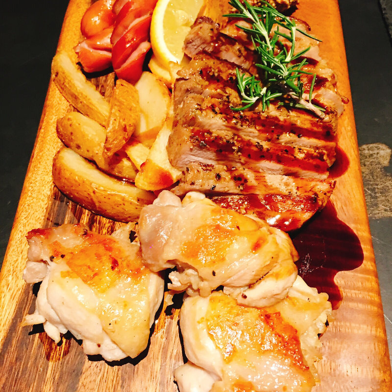 シャルキュトリーボード(ガルシアポーク・鶏肉・ソーセージ)(Cafe and Bar on℃ -温度-)
