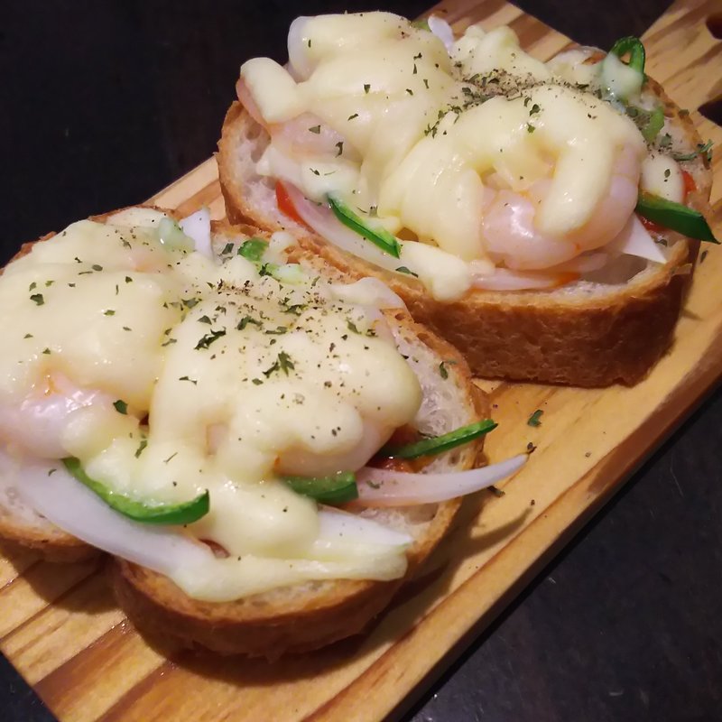 バゲットピザ（エビとトマトソース）(バル・エビータ)