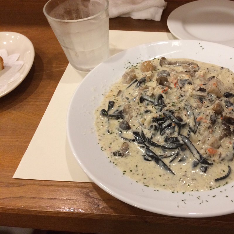 ズワイガニとキノコのクリームパスタ(オステリア オルカドーロ)