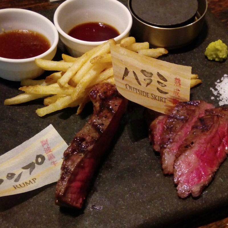 阿波黒牛ステーキと熟成肉ステーキの食べ比べ(STERK THE FIRST 北新地店)