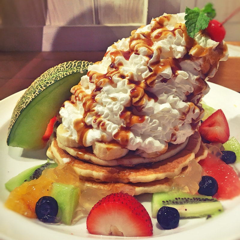 パンケーキ・ア・ラ・モード 〜8種のフルーツパンケーキ〜(Eggs 'n Things 福岡天神店)