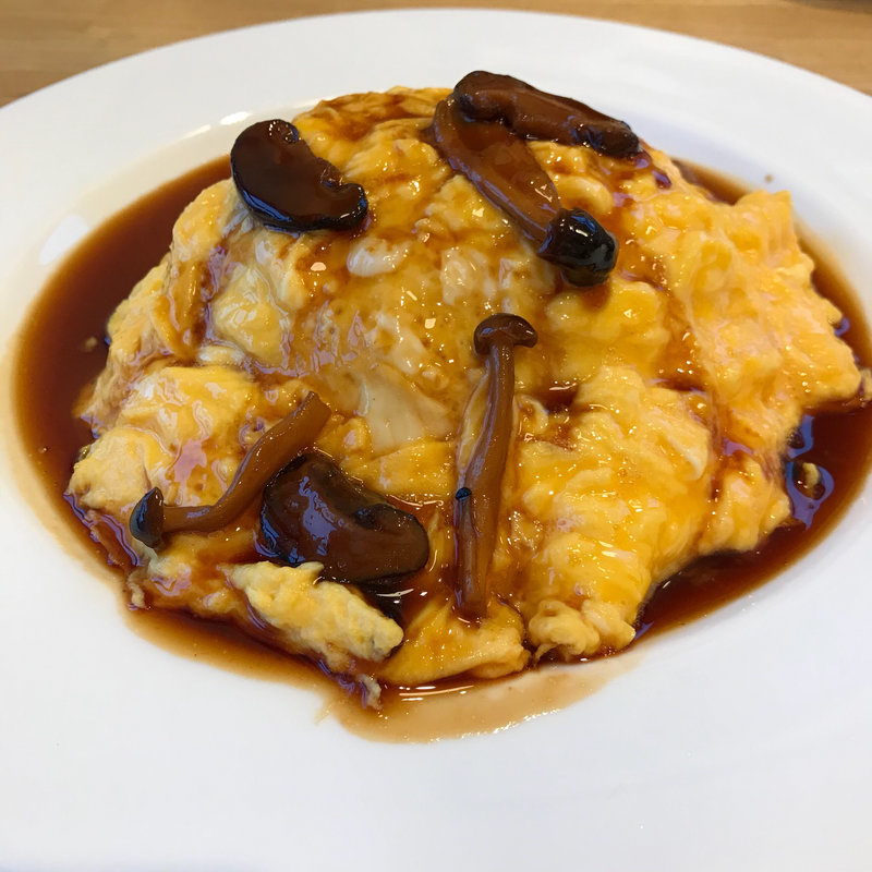 バターが香る！キノコたっぷりソースとトロトロ卵のオムライス(フラットヴィレッジ)