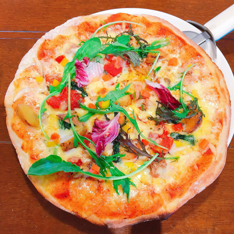 米粉ピッツァ ボローニャハムと彩り野菜のトマトソース(野菜ソムリエの店 イタリア料理 鹿鳴館 （ロクメイカン）)