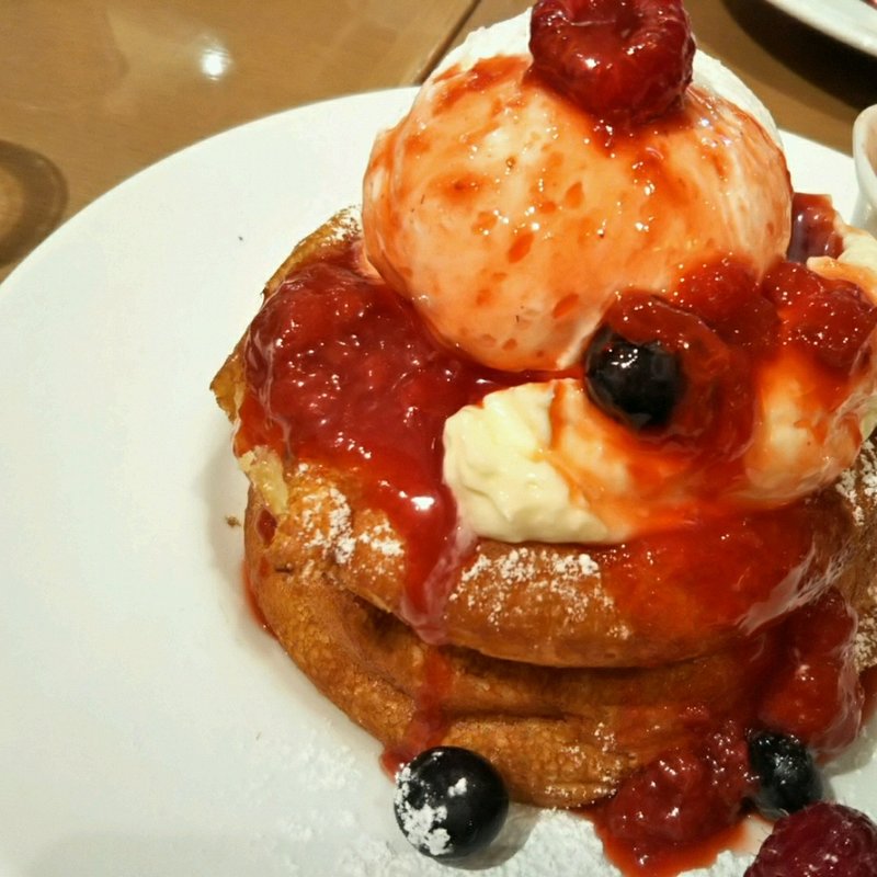 ベリーとクリームチーズのパンケーキ(カフェ＆ブックス ビブリオテーク 福岡・天神（café & books bibliothèque Fukuoka Tenjin）)