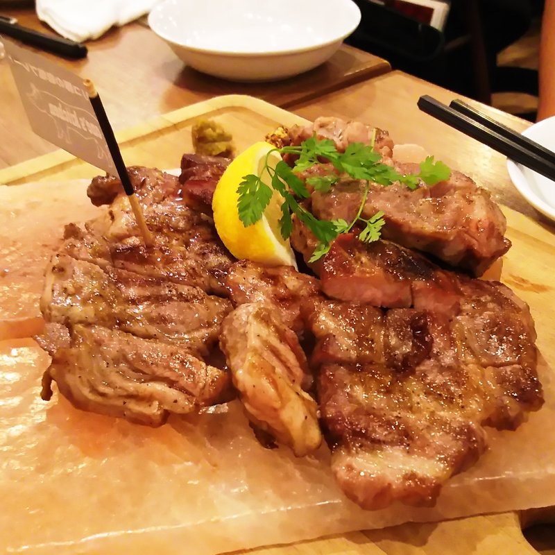 名物 イベリコ豚の岩塩プレート（Triple）(天ぷらとワイン からり。武蔵小杉店)