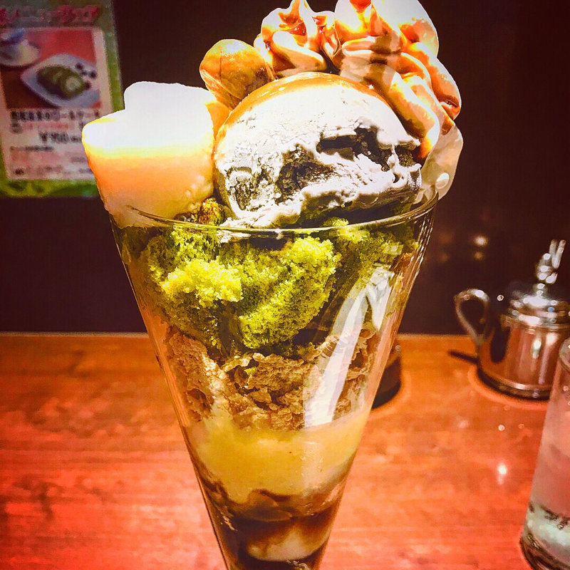 黒ゴマのアイスと白玉のパフェ(カフェテラス  シルエット  )