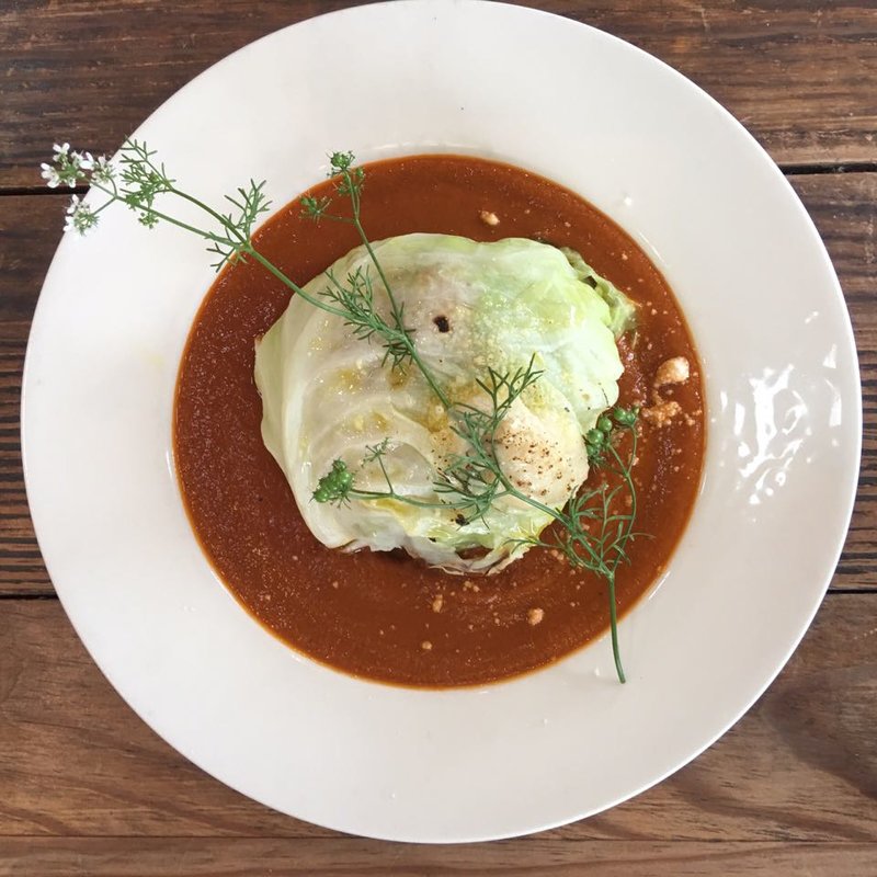 Veaganトマトカレー スパイシーライスのロールキャベツ炙りナッツソース添え(Ocean Terrace Nishio)