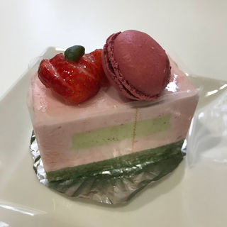 苺とピスタチオのケーキ(ボン・アトレ)