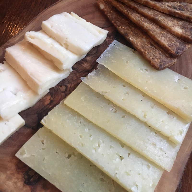 チーズの盛り合わせ(バル・エンリケ)