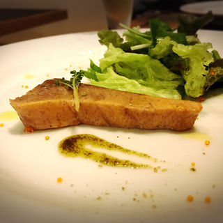 鹿児島県産 ブリの瞬間燻製 メランジェサラダを添えて(ビストロ K （bistro K）)