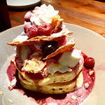 ダブルチェリーとレアチーズケーキ、バニラアイスのパンケーキ(YURT 大名古屋ビルヂング店)