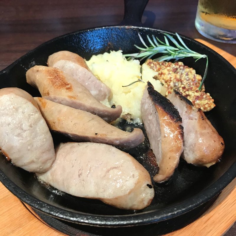 習志野ソーセージのスキレット(小さなフライパン)焼き(ITALIAN KITCHEN BUONO ららぽーとTOKYO-BAY店)