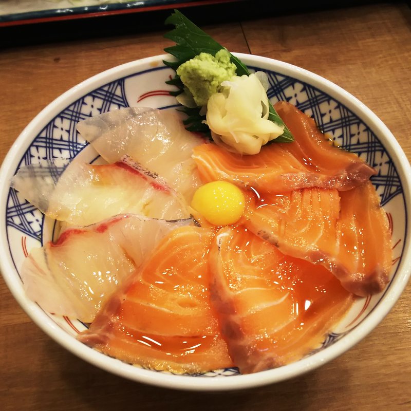 サーモンとカンパチ漬け丼(磯丸水産 川崎駅前店)