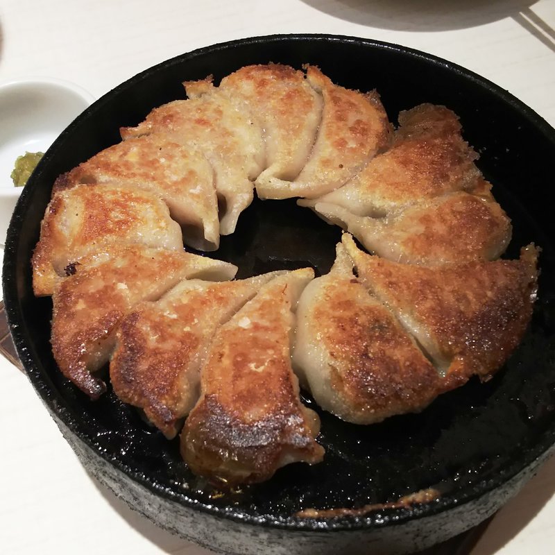 名物！鉄鍋餃子(屋台屋 博多劇場 蒲田店)