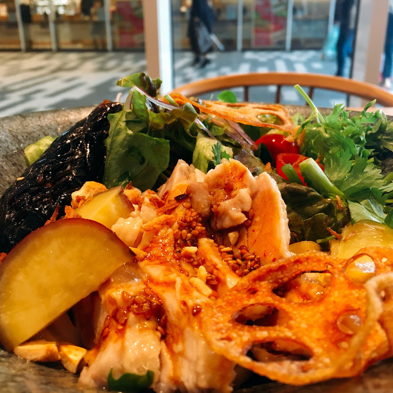 よだれ鶏と自家製黒酢だれの和えうどん(サラダ仕立て)(林屋茶園 目黒店)