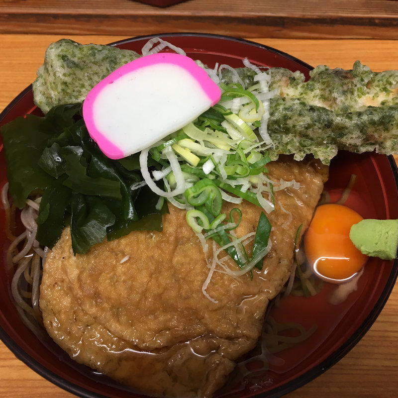 冷やしきつね、生卵、ちくわ天(そば処 瓢箪 （そばどころひょうたん）)