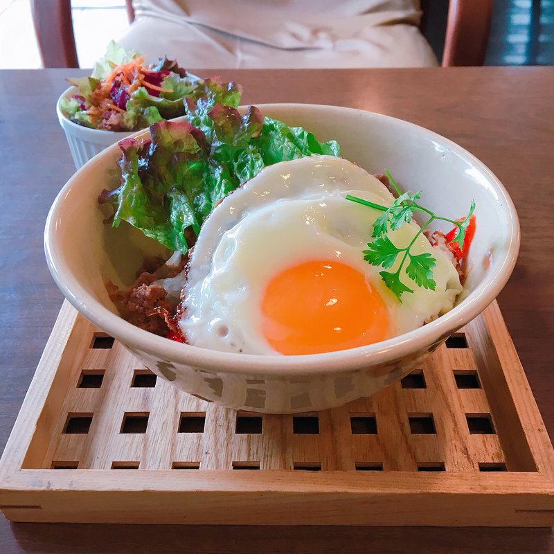あまからひき肉と目玉焼きのせご飯(フラット)