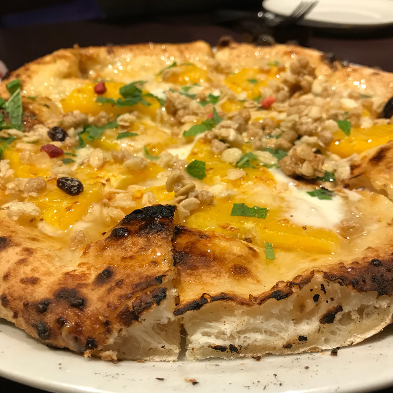 季節のフルーツとモッツァレラのビアンコ自家栽培のミントとアカシア蜂蜜(LEGAME)