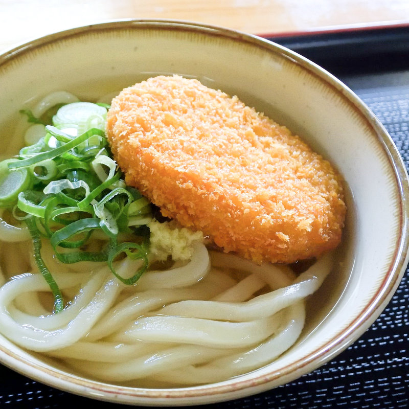 コロッケうどん（かけうどん+コロッケ）(麺通堂 郡家店 （時は手打ち）)