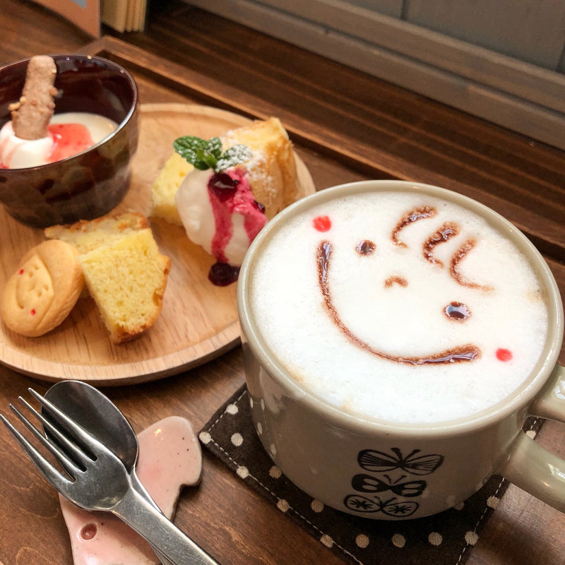 にこちゃんラテ(にじいろcafe ＆ にじバル)