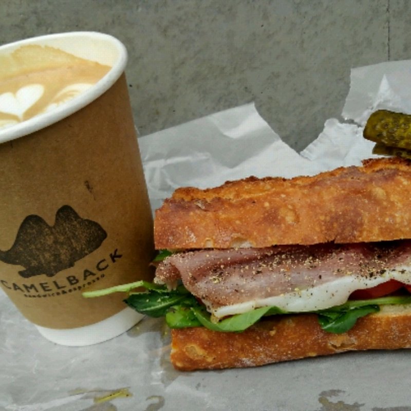 ブリーチーズ、生ハム、りんご、はちみつのサンドイッチ(CAMELBACK sandwich&espresso)