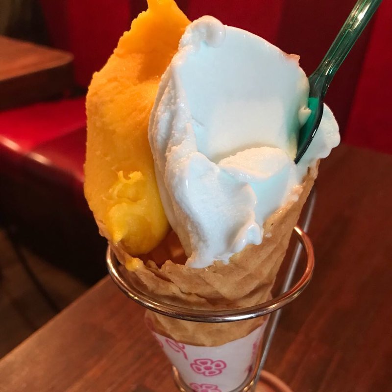 マンゴーラズベリーとラムネのSワッフルコーン(ハンデルスベーゲン 北大路店 （HANDELS VAGEN）)