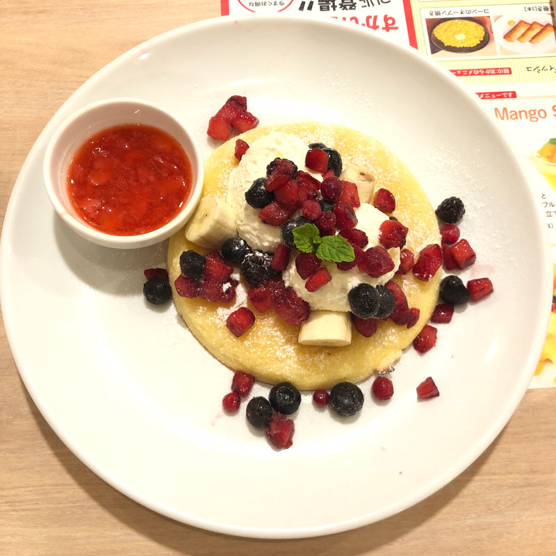ストロベリーソースのベリーベリーパンケーキ(ガスト 学芸大学店 )