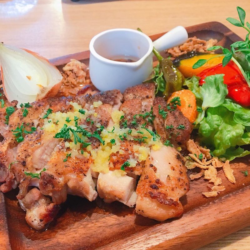 肉料理ランチ  グリルチキン(kagucafe higashimoto)