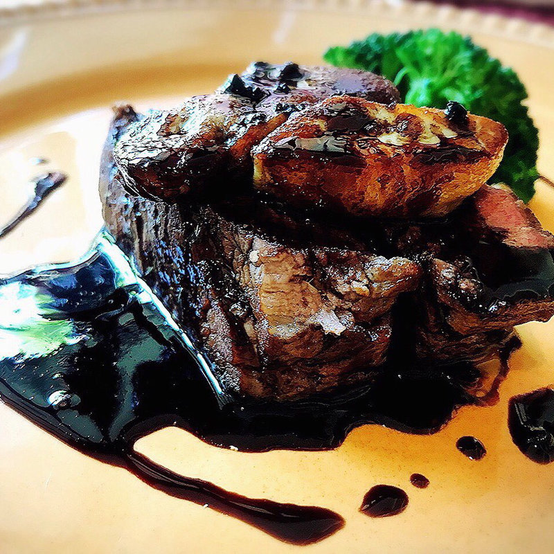 和牛とフォアグラのロッシーニ　人参ソース(マーヴェラス パラディ 白金)