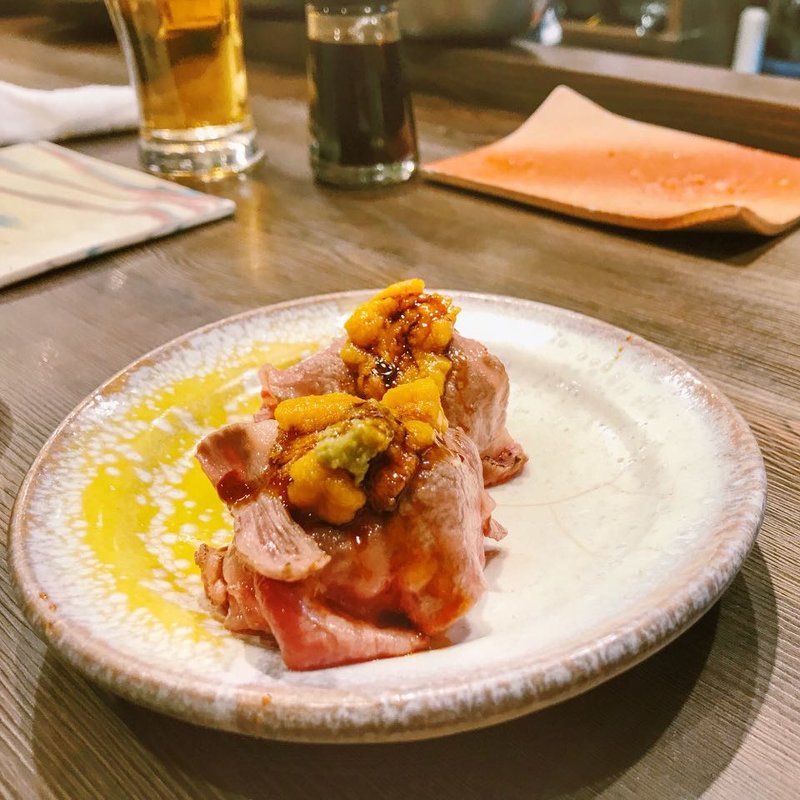 黒毛和牛の炙りウニク手毬すし(裏天満こばち屋)