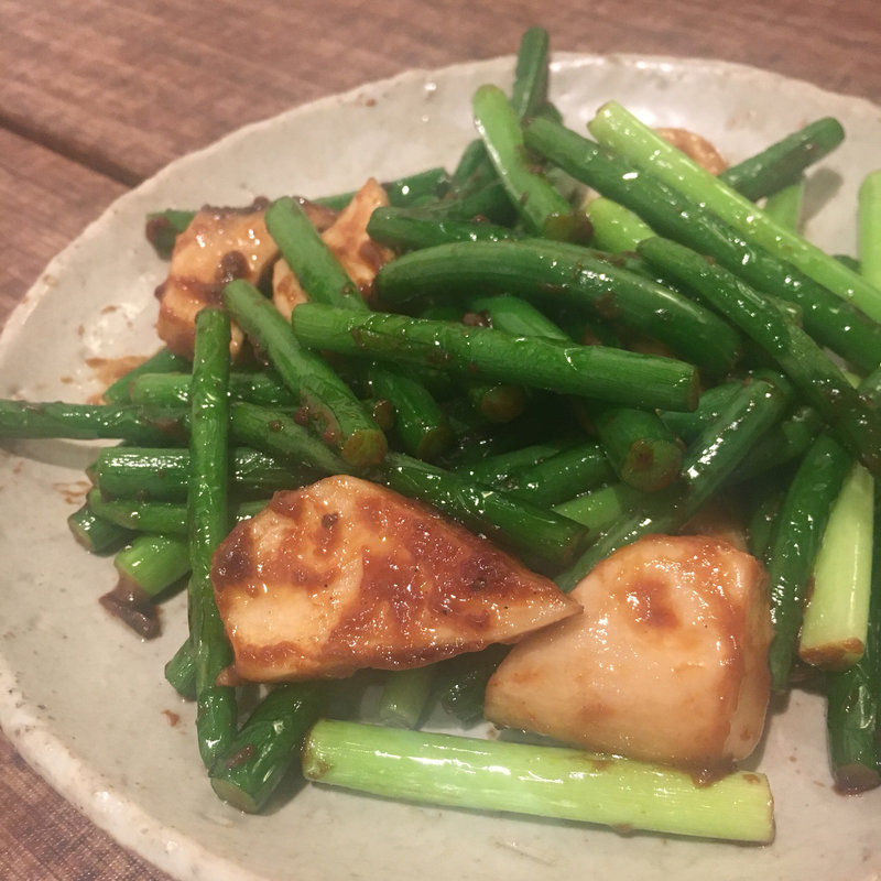 エリンギとにんにくの芽のタイ風炒め(薬膳スープカレー・シャナイア （Shania）)