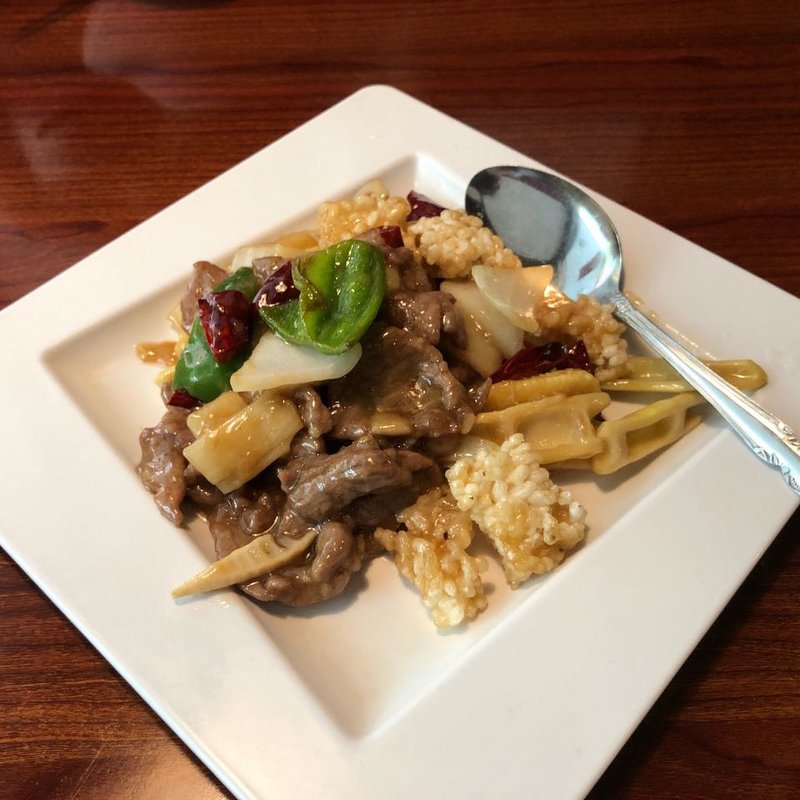 牛肉とおこげの四川風炒め(三九厨房 赤坂2号店)