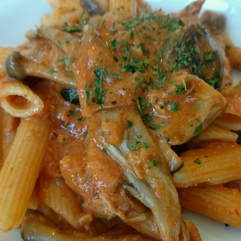 ツナときのこのトマトソース～ショートパスタ(トラットーリア  シーバ)