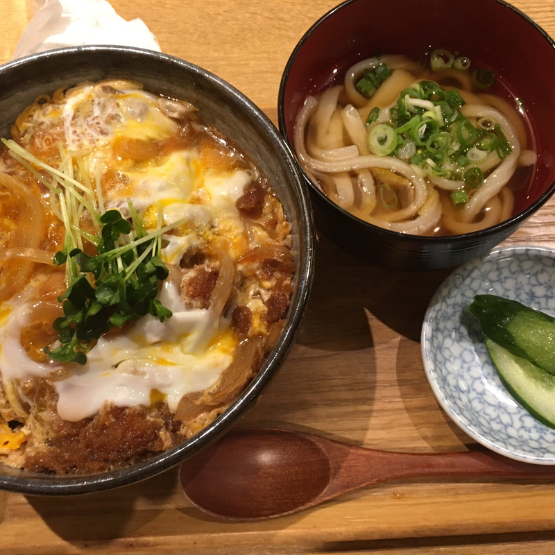 やわらか極厚切りロースカツどんぶり(二代目甚八)