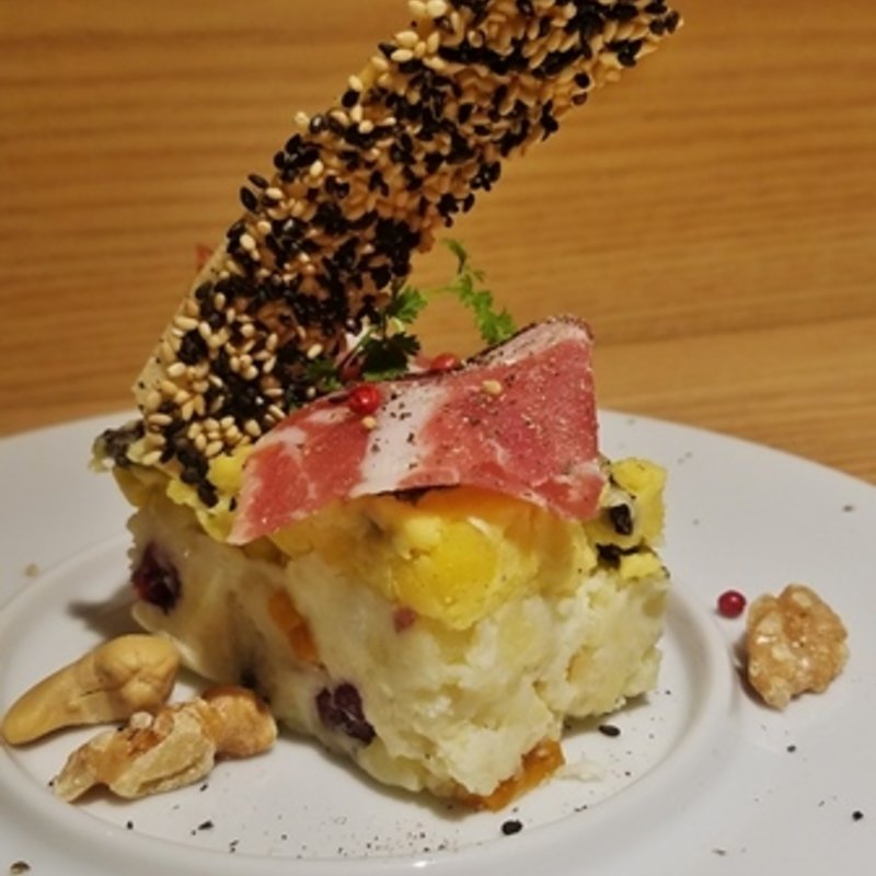 トリュフ薫るポテトサラダのケーキ仕立て(そら)