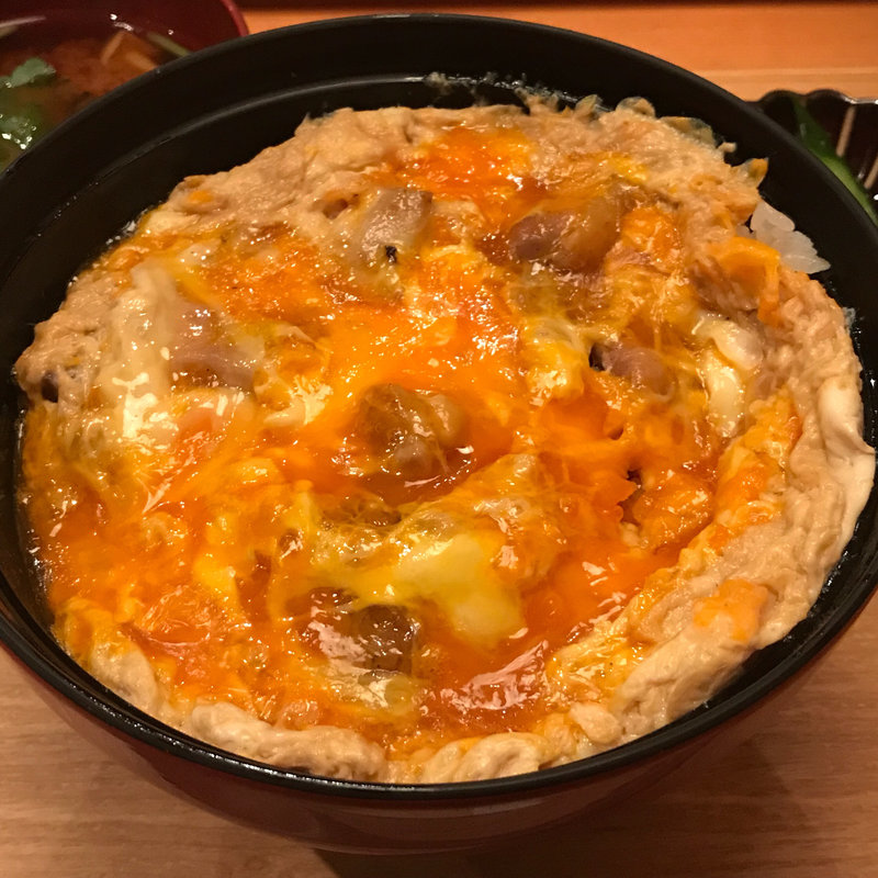 名古屋コーチン炭火焼親子丼（味噌汁、漬物付き）(炭火焼鳥 そかろ)