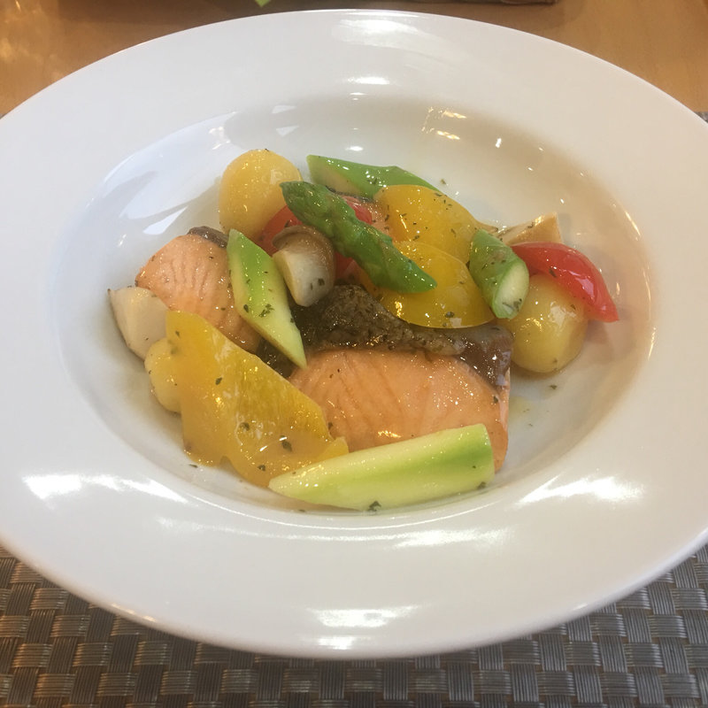 サーモンと旬野菜を使ったレモンバターソテー(レストラン 小さな森)