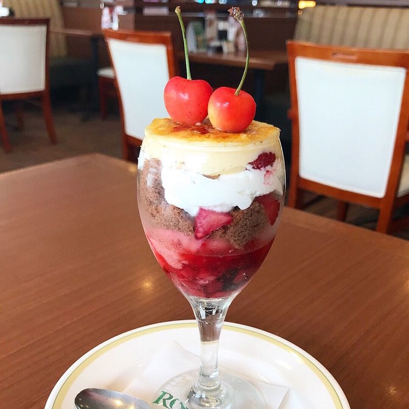 佐藤錦のブリュレパフェ(ロイヤルホスト仙川駅前店)