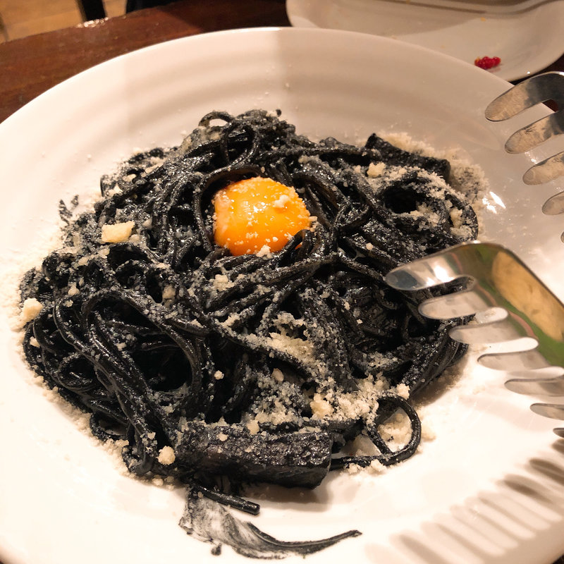 黒いカルボナーラ(池袋 ビストロ モンパルナス)