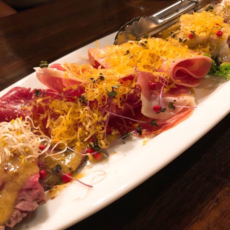 肉とチーズのシャルキュトルー(池袋 ビストロ モンパルナス)