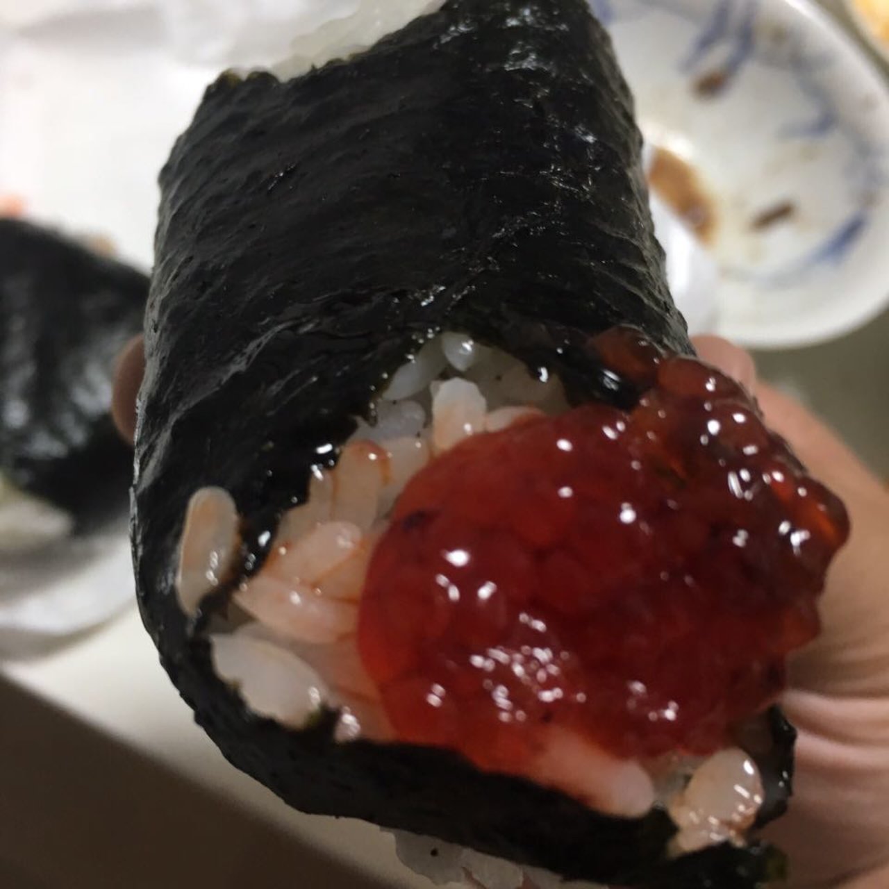 すじこおむすび 二種類のよくばり紅鮭すじこおむすび | お品書き | サザエ食品