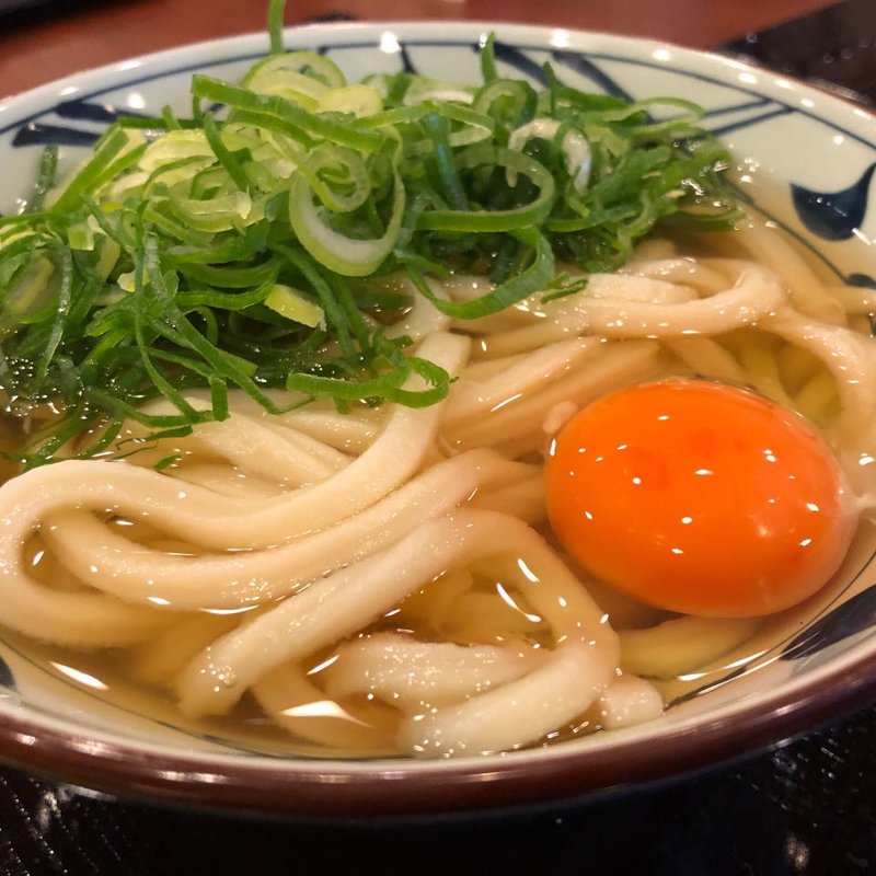 かけうどん（生卵トッピング）(丸亀製麺 豊後にわさき市場店 )