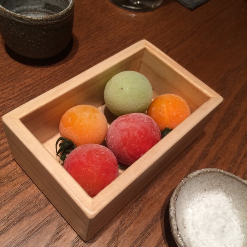 色彩きれいな氷結トマト(炉端の佐藤 大阪難波店)