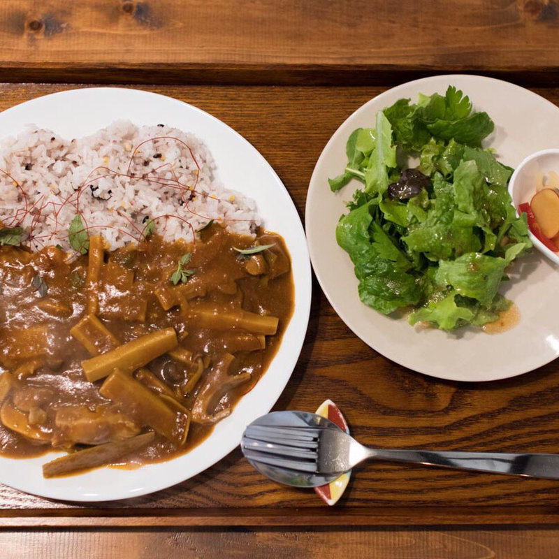 スパイスたっぷり気まぐれカレー: ハチクとトマトと鶏のカレー、自家製ピクルスとサラ(カフェ ツバメ )